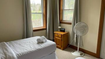 3 habitaciones, escritorio y tabla de planchar con plancha