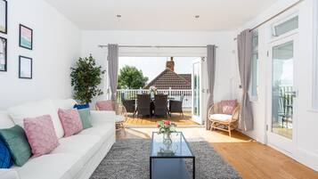 Casa Premier, 2 habitaciones, balcón, vistas al mar | Zona de estar | Televisión de pantalla plana de 38 pulgadas con canales por satélite