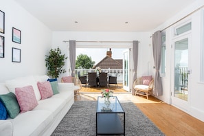 Casa Premier, 2 camere da letto, balcone, vista mare | Area soggiorno | TV a schermo piatto 38 pollici con canali satellitari, TV