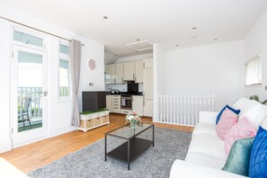 Casa Premier, 2 camere da letto, balcone, vista mare | Area soggiorno | TV a schermo piatto 38 pollici con canali satellitari, TV