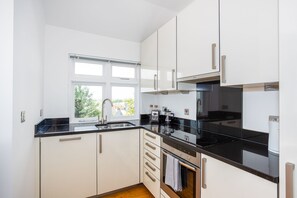 尊贵独立别墅, 2 间卧室, 阳台, 海景 | 私人厨房 | 冰箱、厨具/餐具、餐桌