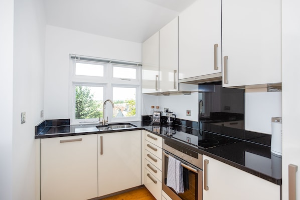 Casa Premier, 2 camere da letto, balcone, vista mare | Cucina privata | Frigorifero, pentole/stoviglie/utensili, tavolo da pranzo