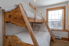 2 bedrooms, desk, iron/ironing board, travel crib - Cozy, charming cottage 7 mins from Mount Snow and Lake Whitingham  (Wilmington)