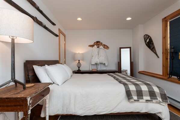 2 bedrooms, desk, iron/ironing board, travel cot