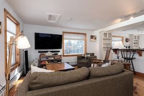 TV connectée, livres, chaîne hi-fi, écrans d'ordinateur