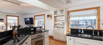Cozy, charming cottage 7 mins from Mount Snow and Lake Whitingham 