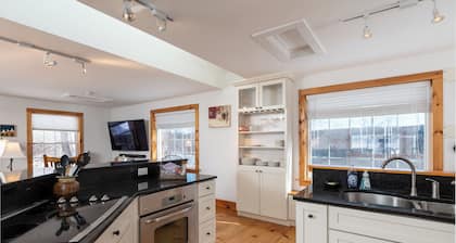 Cozy, charming cottage 7 mins from Mount Snow and Lake Whitingham