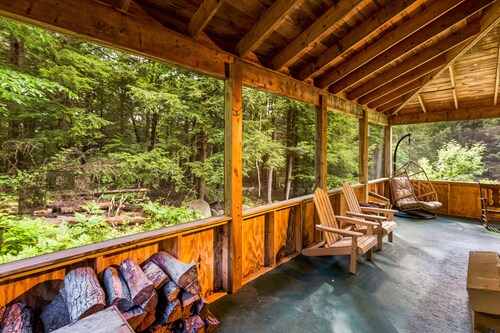 Stunning dog-friendly cabin with grill, deck, golf nearby, & washer/dryer