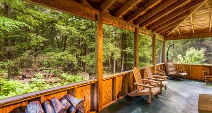 Stunning dog-friendly cabin with grill, deck, golf nearby, & washer/dryer