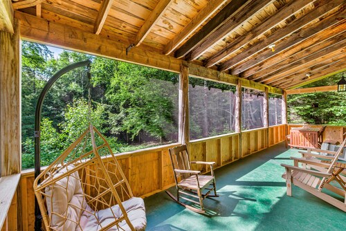 Stunning dog-friendly cabin with grill, deck, golf nearby, & washer/dryer