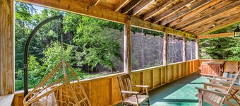 Stunning dog-friendly cabin with grill, deck, golf nearby, & washer/dryer