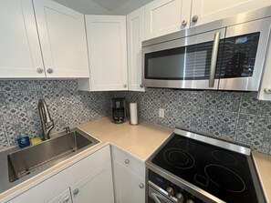 Villa, 1 King Bed | Private kitchen