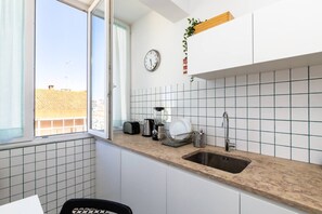 Fridge, microwave, oven, dishwasher - Near Lisbon Apartment (Amadora)