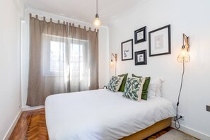 2 habitaciones, tabla de planchar con plancha, cuna de viaje y wifi 