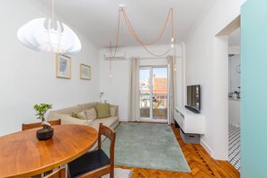 TV, books - Near Lisbon Apartment (Amadora)