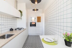 Fridge, microwave, oven, dishwasher - Near Lisbon Apartment (Amadora)