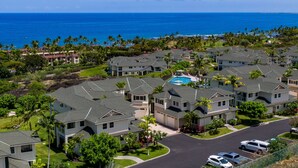 Un quartier résidentiel avec des maisons, une piscine et une vue sur l’océan.
