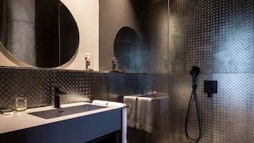 Gallery Room | Bathroom | Shower, towels