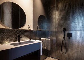 Gallery Room | Bathroom | Shower, towels - Play Midtown (Tel Aviv)