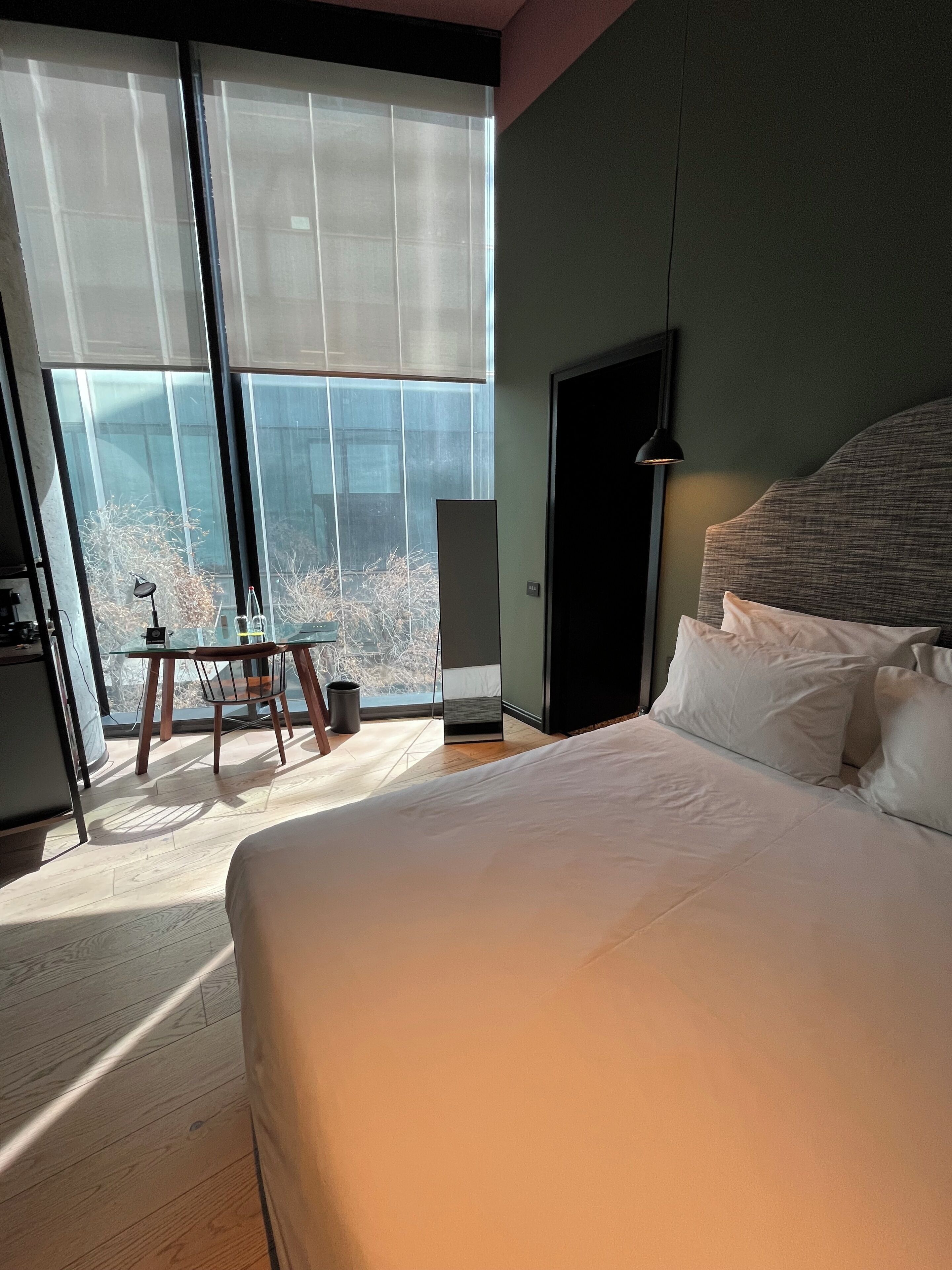 Play Solo | In-room safe, free WiFi, bed sheets