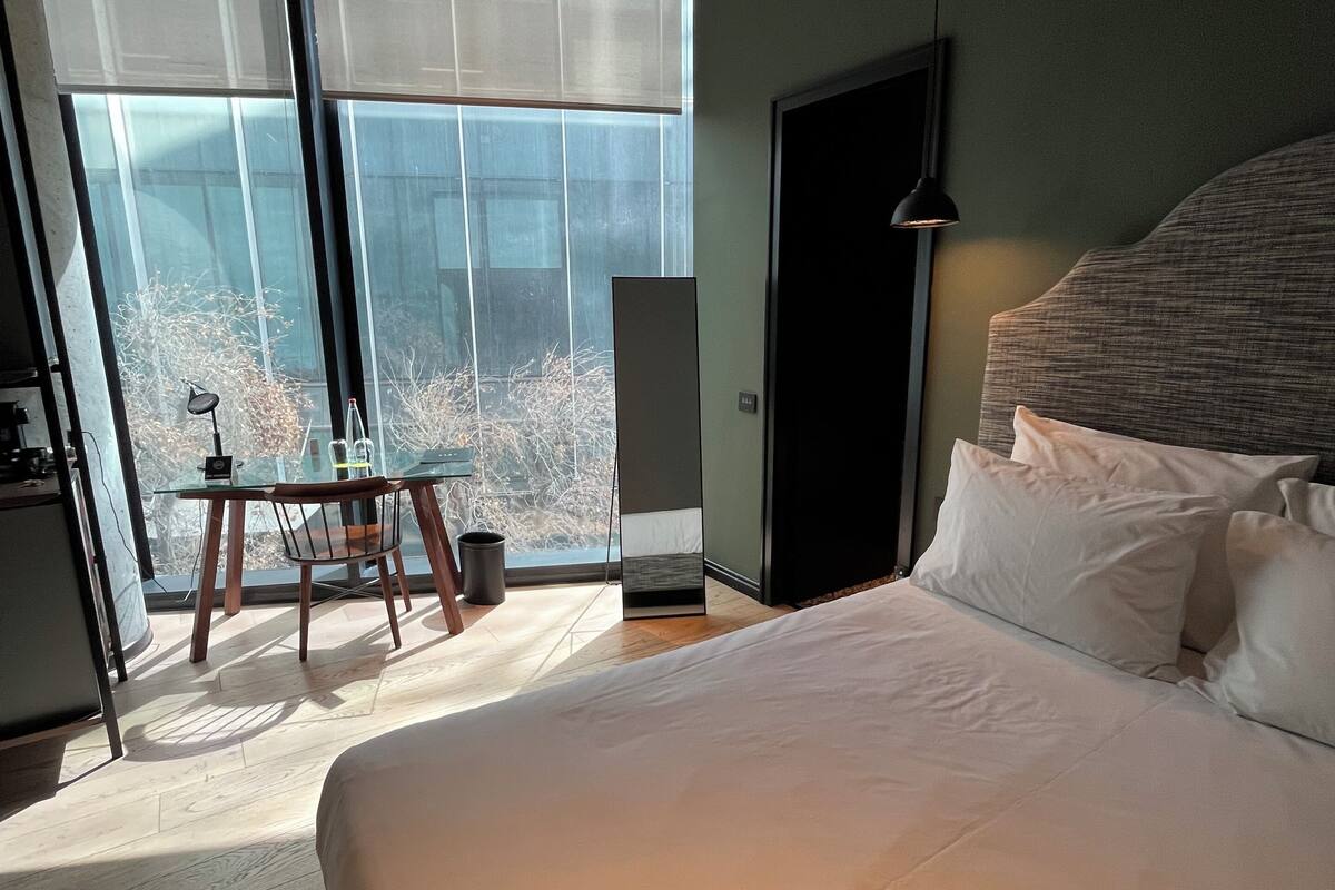 Play Solo | In-room safe, free WiFi, bed sheets