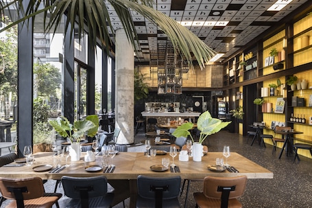 Restaurante. Play Midtown