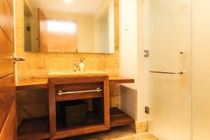 Dusche, Handtücher, Seife, Shampoo