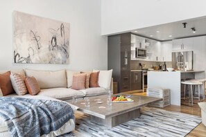 Televisión y chimenea 