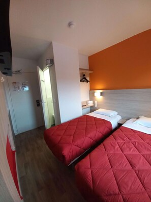 Standard Room, 2 Twin Beds | Premium bedding, desk, laptop workspace, blackout drapes - Premiere Classe Evry SUD Mennecy (Ormoy)