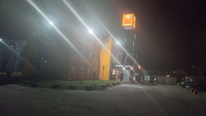 Een gebouw met een opvallend bord waarop een primeur evenement wordt aangekondigd.