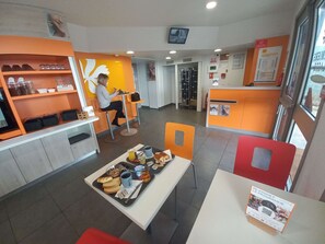 Buffet déjeuner servi les fins de semaine (6.50 EUR par personne)