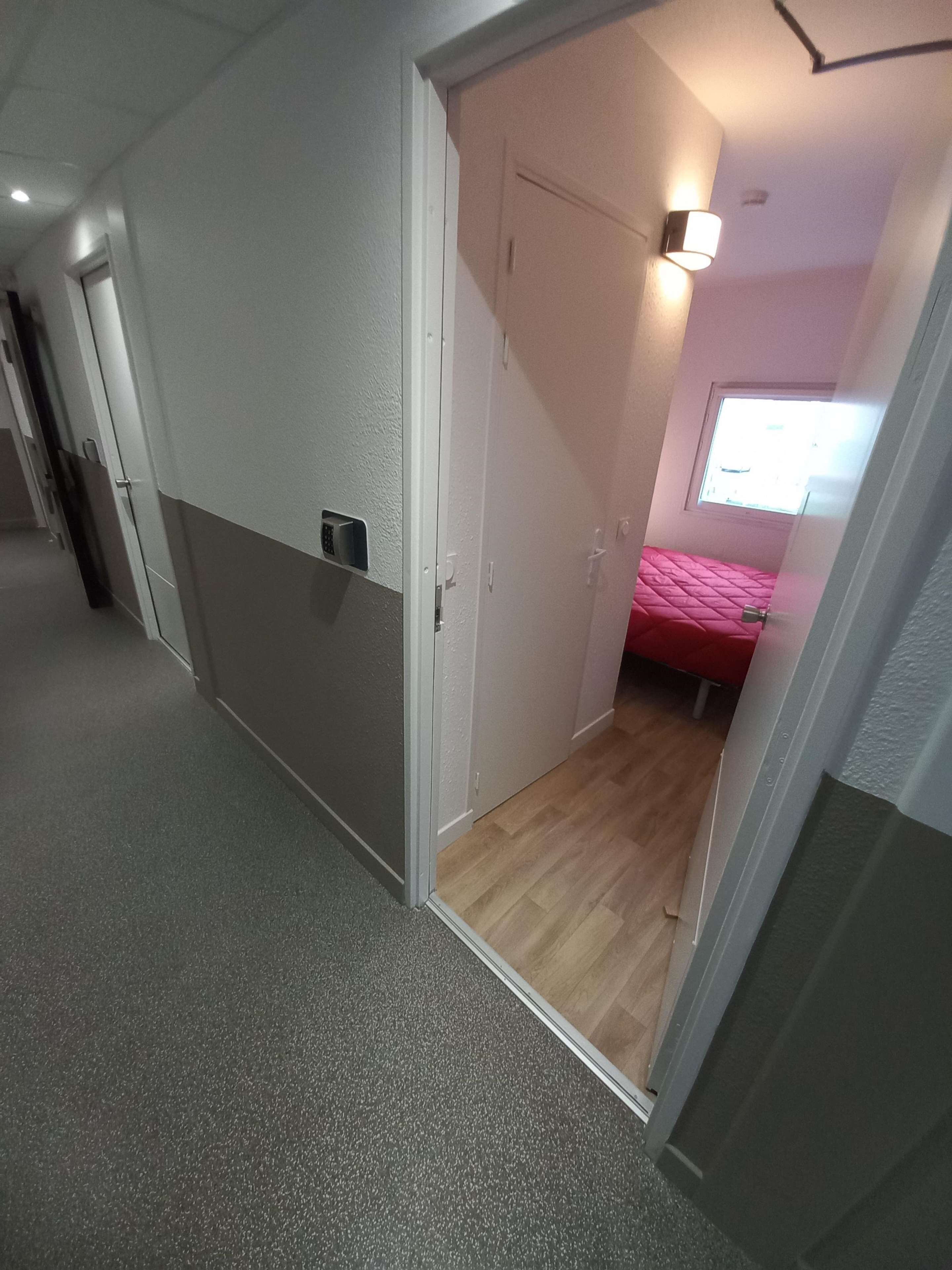 Ropa de cama de alta calidad y escritorio 