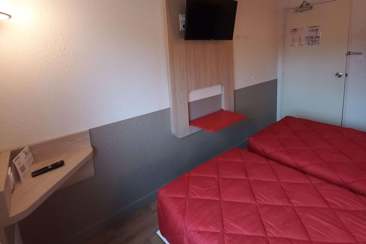 Biancheria da letto di alta qualità, una scrivania, postazione laptop