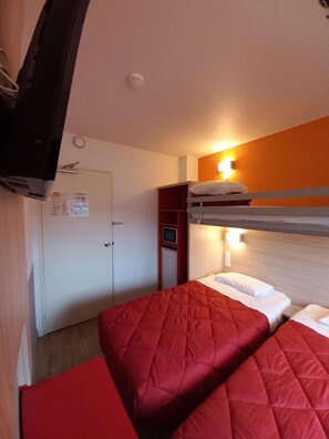 Standardzimmer, 3 Einzelbetten, Gemeinschaftsbad | Hochwertige Bettwaren, Schreibtisch, laptopgeeigneter Arbeitsplatz