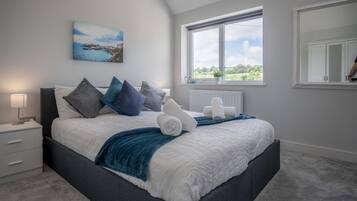 4 bedrooms, iron/ironing board, WiFi