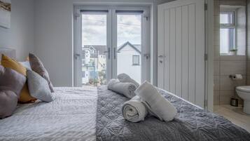 4 bedrooms, iron/ironing board, WiFi