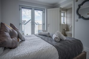 4 bedrooms, iron/ironing board, WiFi