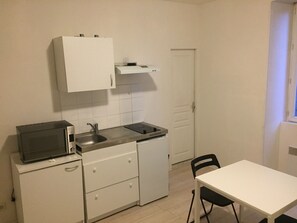 Refrigerador, microondas, placa de cocina