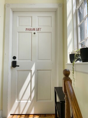 Interior - 1885 Upscale Vintage Parlor Loft: Heart of Historic SAV (Savannah)