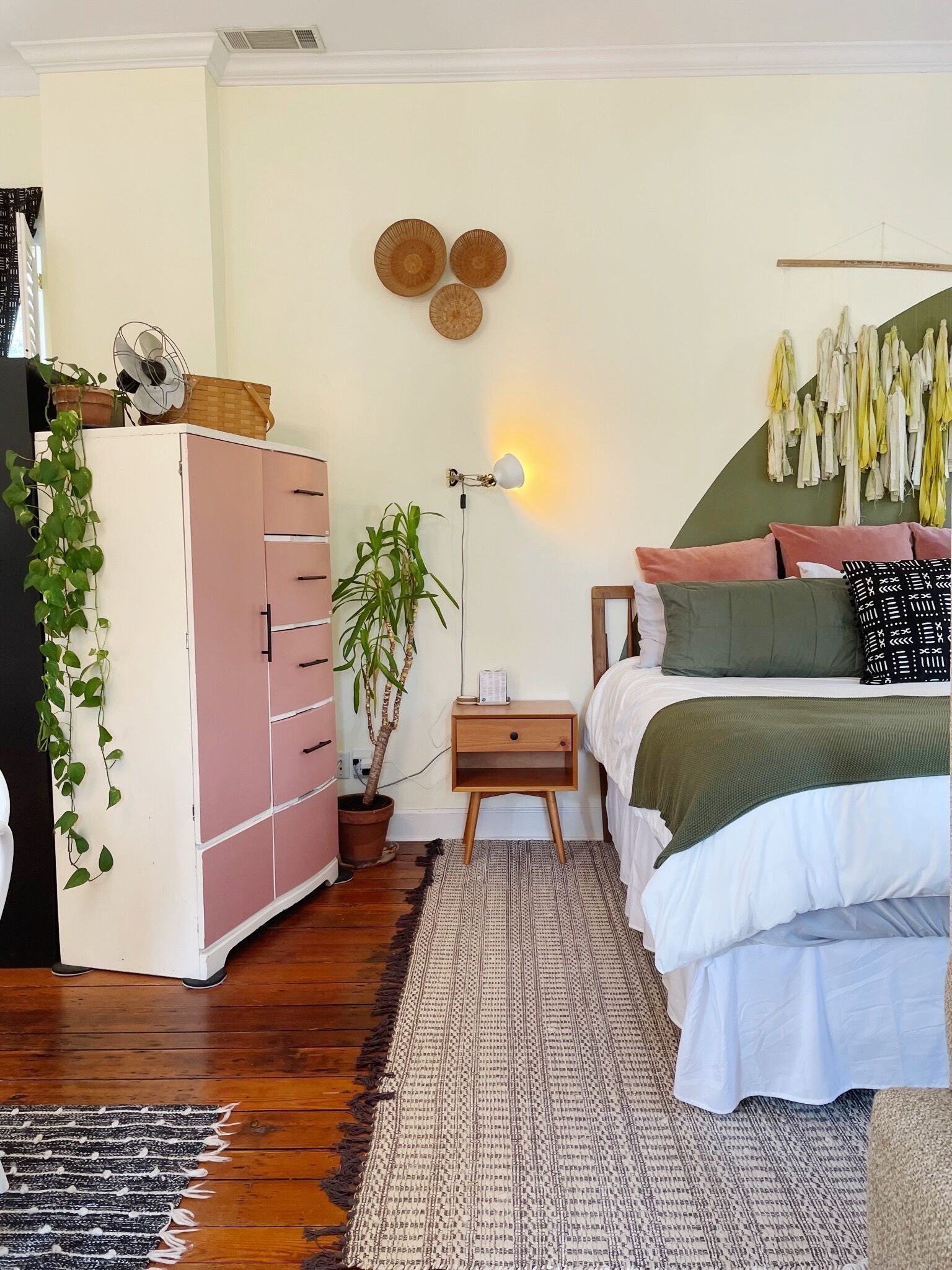 1885 Upscale Vintage Parlor Loft: Heart of Historic SAV