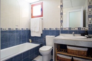A bathroom with a bathtub, toilet, and sink. - Charming apartment close to the beach. (Manilva)