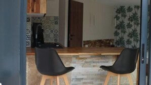 Una cucina moderna con piastrelle decorate, mobili in legno e un piano di lavoro nero.