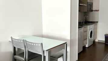 Apartamento, baño privado, vistas al mar | Salón