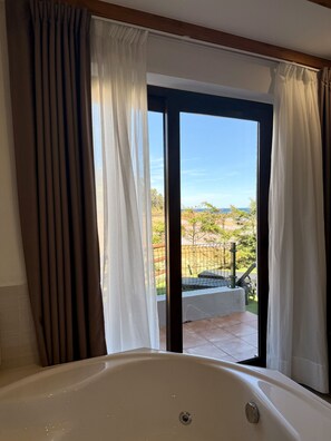 Chambre exclusive double ou avec lits jumeaux, baignoire à remous, vue sur l’océan (terraza) | Baignoire à remous intérieure