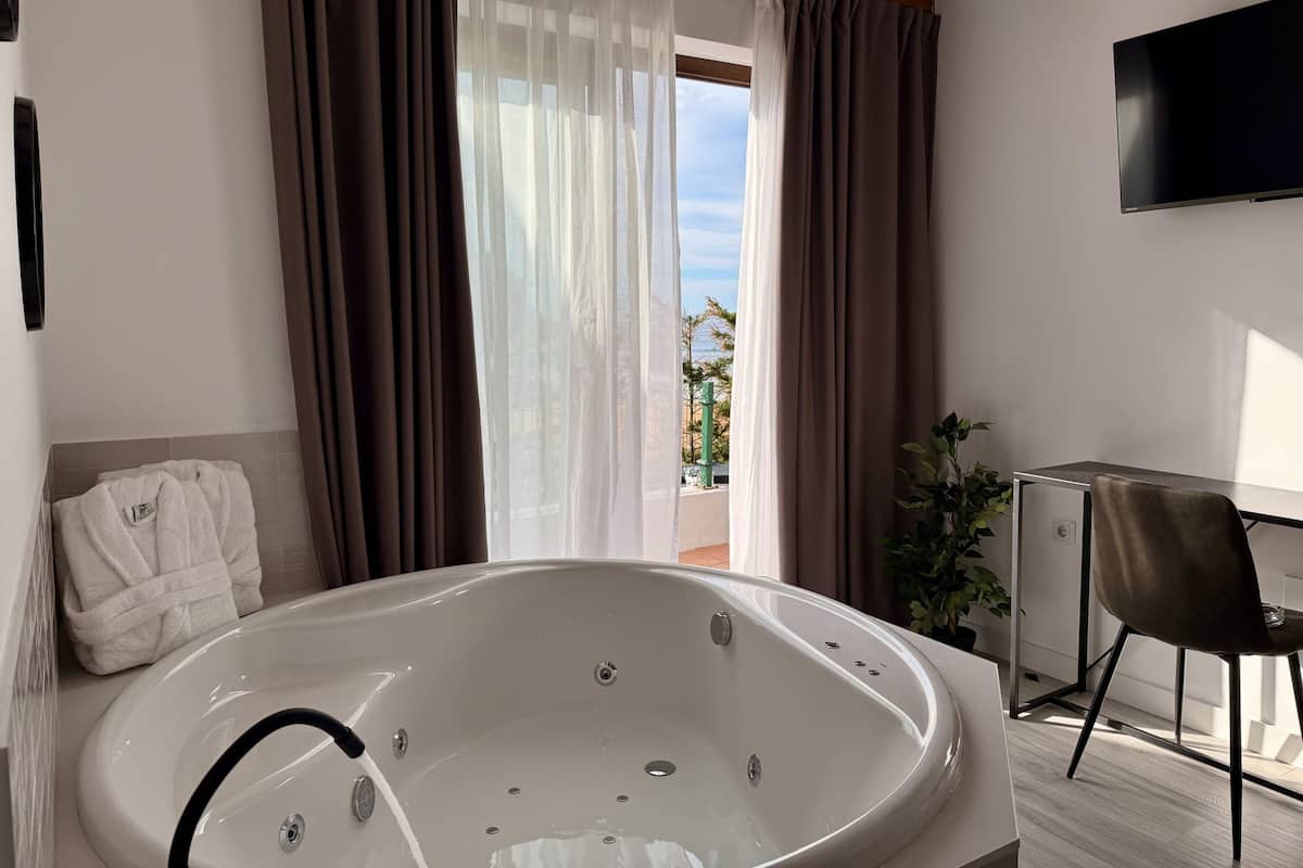 Exclusieve tweepersoonskamer, hot tub, uitzicht op oceaan (terraza) | Terras