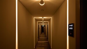 A hotel hallway with a sign indicating room number 408. - Spark by Hilton Luton (Luton)