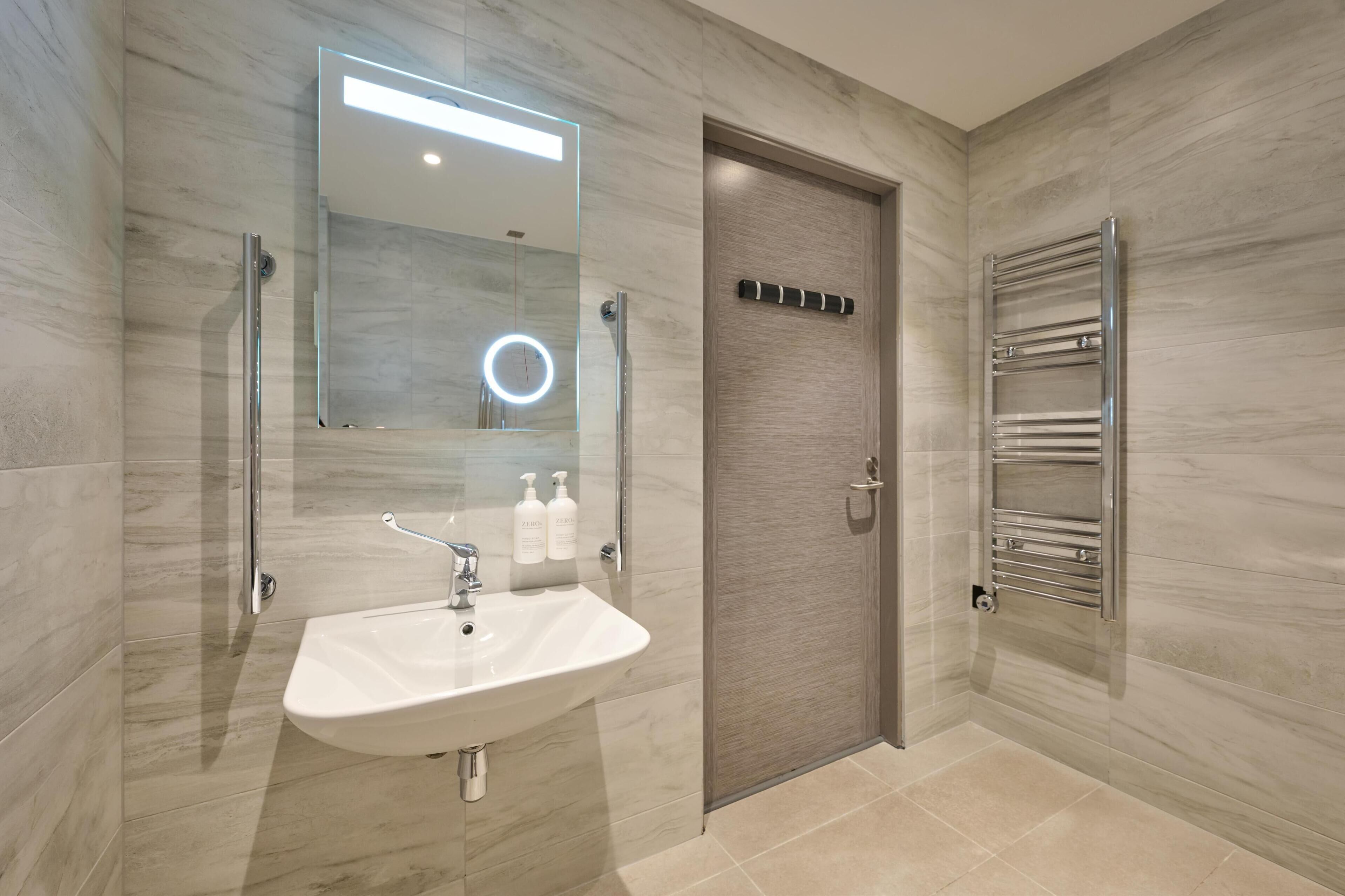 room, 1 double bed | bathroom | shower, rainfall showerhead, free toiletries, hair dryer