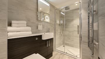 Douche, douche à « effet pluie », articles de toilette gratuits