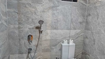 Family Room | Bathroom | Shower, rainfall showerhead, hair dryer, slippers