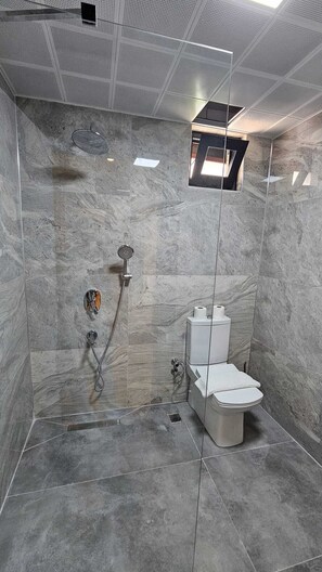 Family Room | Bathroom | Shower, rainfall showerhead, hair dryer, slippers - Sever Suites Hotel (Antalya)
